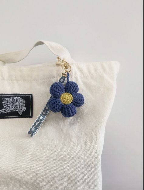 Crochet Flower Keychain, Flower Keychain, Crochet Flower, Crochet Patterns, Crochet, Pattern, Blue, White