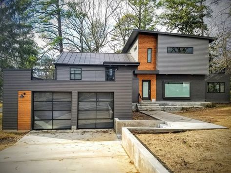 split-level transformed west coast modern by re|RVA real estate team - Dwell Modern Split Level Exterior, Multi Level House, Ranch Addition, Split Level House Exterior, Split House, Split Level Exterior, West Coast Modern, Grey Exterior House Colors, Sunset House