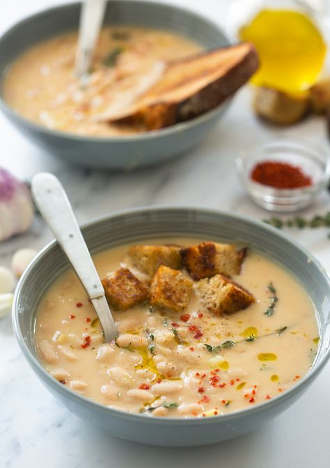 This Tuscan-inspired creamy cannellini bean soup makes the most out of just 6 simple pantry ingredients and it's ready in just 20 minutes! As an added bonus, it's also vegan, gluten-free and dairy-free! #vegan #soup #beans #italian Canneli Bean Soup Recipes, Clear Liquid Diet Recipes, Italian Bean Soup, Cannellini Bean Soup, Legume Recipes, Bean Pasta Recipes, Cannellini Beans Soup, Pumpkin Soup Healthy, Liquid Diet Recipes