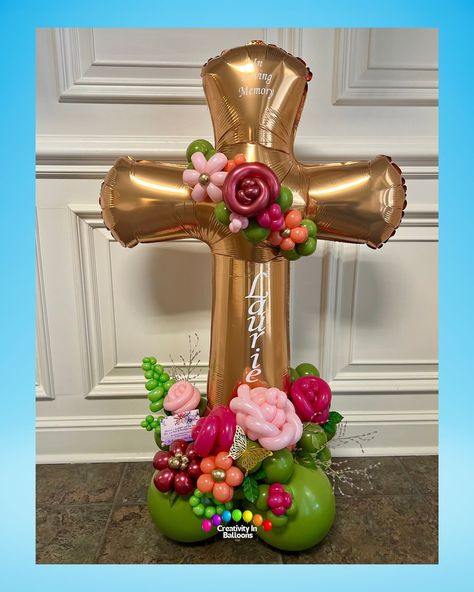 Golden freestanding balloon cross with balloon flower embellishments and added vinyl text “In Loving Memory” and name. Memorial Balloons, Good And Faithful Servant, Name Balloons, Balloon Creations, Balloon Display, Balloon Delivery, Custom Balloons, Balloon Art, Well Done