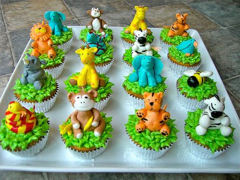 Jungle Animal Cupcakes Great step by step tutorial and marshmallow fondant recipe Jungle Cupcakes, Jungle Theme Cakes, Homemade Fondant, Jungle Thema, Fondant Recipe, Jungle Cake, Cupcakes Decorados, Animal Cupcakes, Fondant Animals