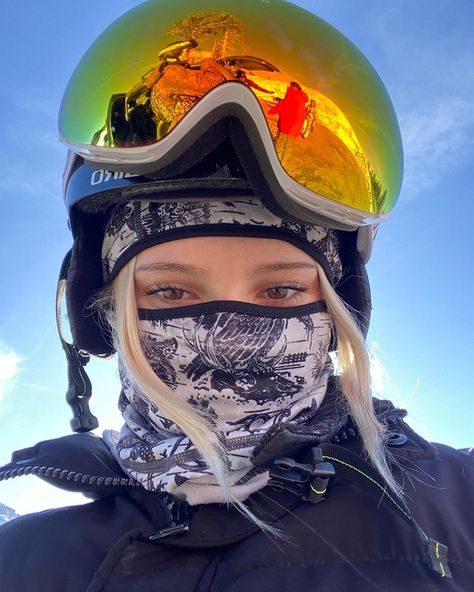 #snowboard #winter #snow #inspofashion Snowboarding Aesthetic Pictures, Snowboarding Selfie, Cute Snowboarding Pictures, Snowboard Hairstyles, Snowboarding Hair, Snowboard Pics, Utah Fits, Female Snowboarders, Cute Winter Outfits Baddie