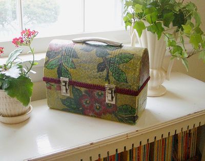 How-to: Decoupage the classic black metal dome lunch box and make it into an interesting purse or a caddy of any kind for your desk...or who knows? Sky's the limit and it's fun! I made a collage lunch box in my teens...line it with felt or calico...experiment. Metal Lunch Boxes Repurpose, Tool Box Diy, Tin Lunch Boxes, Metal Tool Box, Lunch Pail, Vintage Lunch, Vintage Lunch Boxes, Box Crafts, Metal Lunch Box