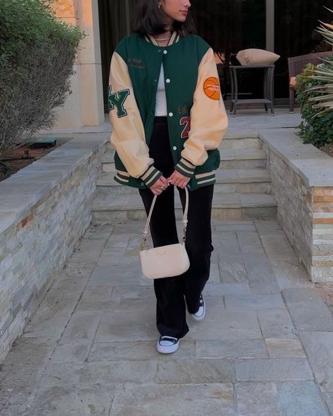 Outfit Bomberjacket Aesthetic, Aesthetic Varsity Jacket Outfit, Versity Jacket Outfit Girl, Green Varsity Jacket Outfit Aesthetic, Varsity Bomberjack Outfit, Oversized Green Jacket Outfit, Football Jacket Outfit Women, Varsity Jacket Outfit Girl, Green Baseball Jacket Outfit