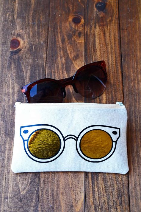 Diy Sunglasses Case, Diy Sunglasses, Grandma Crafts, Diy Glasses, Easy Crafts For Teens, Tie Dye Crafts, Painting Decoration, Trendy Diy, Sewing Bags