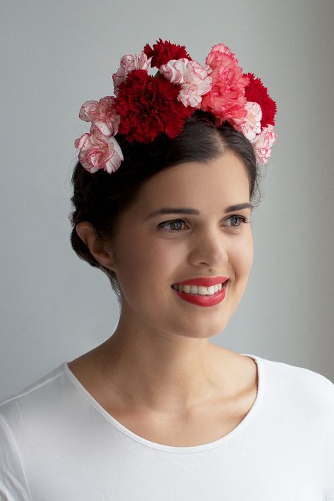 frida kahlo flower crown diy a pair and a spare Frida Kahlo Flower Crown, Fresh Flower Crown, Couronne Diy, Crown Diy, Flowers Crown, Floral Headdress, Diy Flower Crown, Mexican Flowers, Diy Crown