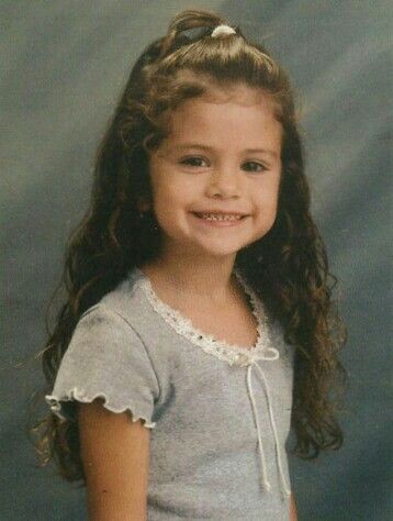 Selena Gomez Selena Gomez Child, Selena Gomez Childhood, Selena Gomez With Fans, Selena Gomez Photoshoot, Christina Grimmie, Childhood Pictures, Selena Gomez Cute, Alex Russo, Selena Gomez Photos