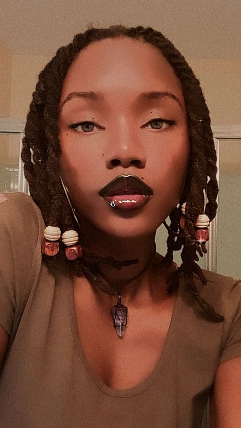 Black Lip Makeup Look Black Women, Black Lipstick Looks Black Women, Black Women Lips Aesthetic, Black Lipstick Combos, Black Lip Liner Tutorial, Dark Top Lip Makeup, Black Lip Combos For Dark Skin, Brown Lip Liner Black Women, Brown And Black Lip Combo