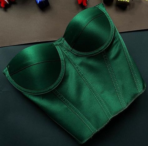 Corset Verde, Tote Bag Diy Pattern, Bustier Outfit, Corsets Fashion, Corset Fashion Outfits, Corset Looks, Bodycon Outfits, Trendy Prom Dresses, Lace Halter Top