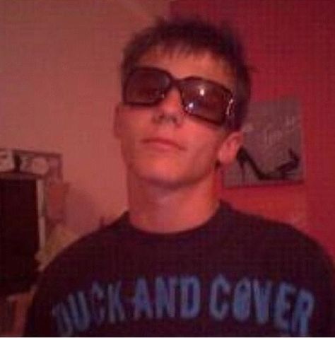 Old school pic of Louis Tomlinson *Duck and Cover* Awkward Pictures, One Direction Facts, One Direction Lyrics, 1d Funny, One Direction Wallpaper, One Direction Imagines, One Direction Quotes, One Direction Memes, One Direction Pictures