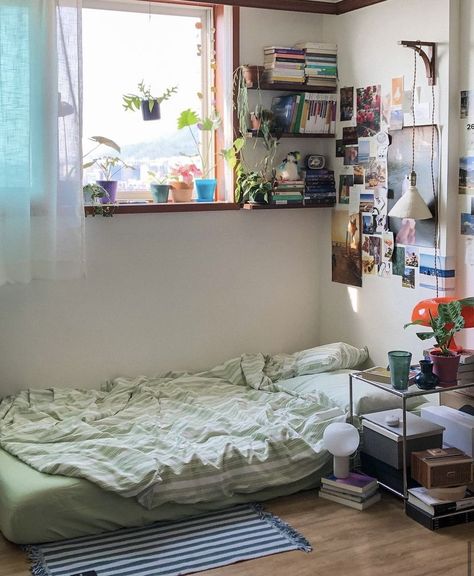 Bed On Floor Ideas Aesthetic, Bed On Floor Ideas, Mattress On Floor Ideas, Bed On Floor, Beds On Floor Ideas, Mini Room, Vintage Apartment, Aesthetic Bedroom Ideas, Retro Room