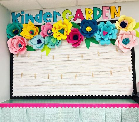 Kindergarten Hallway, Flower Bulletin Boards, School Decor Ideas, Garden Classroom, Makerspace Ideas, Sunday School Rooms, School Hallway, Classroom Goals, April Crafts