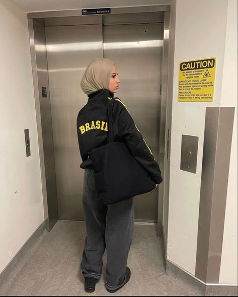 #fashion #aesthetic #streetwear #hijabi #hijabfashion Streetwear Hijabi, Fashion Aesthetic Streetwear, Hijabi Street Style, Hijabi Streetwear, Hijabi Fits, Modest Casual Outfits, Street Hijab Fashion, Muslim Outfits Casual, Outfit Streetwear