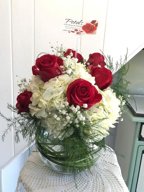 Red Roses And White Hydrangeas, Bubble Bowl Centerpieces, Bowl Centerpieces, Different Color Roses, Hydrangea Arrangements, Unique Flower Arrangements, Flower Arrangement Designs, Florist Design, Cheap Flowers