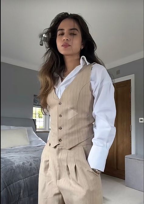 Aesthetic Outfit Ideas For School, Waistcoat Outfit, Vest Outfits For Women, Outfit Ideas For School, Woman In Suit, Stylish Work Attire, Outfit Cute, Woman Suit Fashion, Prom Outfits