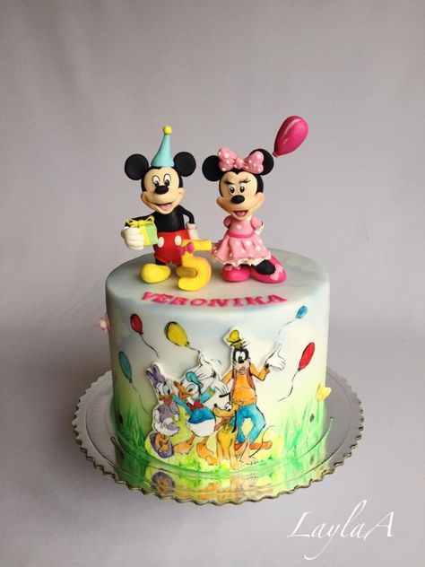 Mickey and Minnie Mouse with hand painted friends from the clubhouse :)) Mickey Mouse Clubhouse Birthday Party Decorations, Mickey Mouse Clubhouse Birthday Cake, Mickey Birthday Cakes, Mickey Mouse Clubhouse Cake, Mickey Mouse Cake Topper, Girls First Birthday Cake, Friends Birthday Cake, Disney Cake, Minnie Y Mickey Mouse