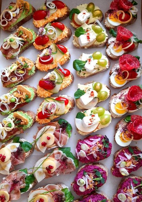 Party Food Buffet, Catering Ideas Food, Party Food Platters, Charcuterie Recipes, Appetizer Bites, Catering Food, In Front Of House, Buffet Food, Party Food Appetizers