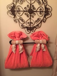 Bath Towels Display, Bath House Ideas, Bathroom Towels Display, Girl Bathroom Decor, Towel Folding, Beautiful Bathroom Decor, Towel Display, Folding Towels, Bathroom Towel Decor