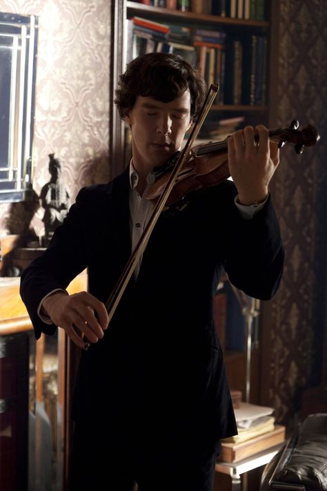 Shinee Sherlock, Sherlock Holmes Wallpaper, Playing The Violin, Sherlock Holmes Benedict, Sherlock Cumberbatch, Rupert Graves, Robert Downey Jr., Benedict Sherlock, Benedict And Martin