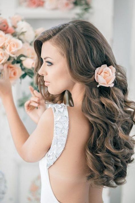 Long curls with a single flower is a simple, understated and natural way to make your hair look perfect for your wedding day. Hair Gown, Curled Wedding Hair, Glamorous Wedding Hair, Flowers In Her Hair, Perfect Hairstyle, Best Wedding Hairstyles, Glamorous Wedding, Wedding Hairstyles For Long Hair, Bridal Beauty