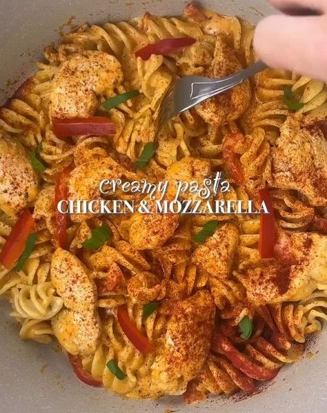 Tomato Macaroni, Chicken Mozzarella Pasta, Easy Creamy Chicken, Chicken Mozzarella, Mozzarella Pasta, Creamy Mushroom Pasta, Creamy Chicken Pasta, Mozzarella Chicken, Mushroom Pasta