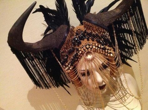 Egyptian Fantasy Headdress, Horn Headdress, Caesar And Cleopatra, Forehead Jewelry, Ball Costume, Head Dresses, Carnival Ideas, Carnaval Costume, Magic Flute