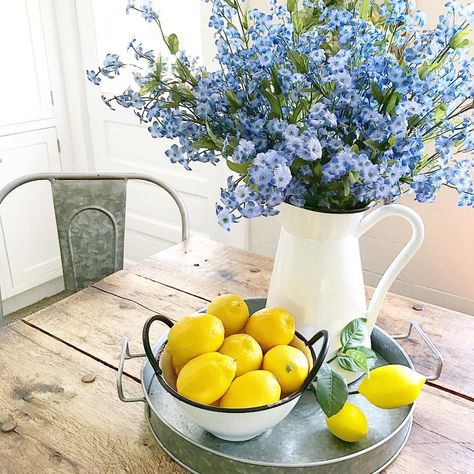 Welcome to the great Lemon in Decor Debate. 🍋My buddies in the North Kim @home.on.a.hilltop and Terri @paintedpinkpeonyco say it’s too… Italian Farmhouse Decor, Lemon Centerpieces, Rustic Italian Home, Lemon Kitchen Decor, Lemon Kitchen, Kitchen Manufacturers, Rustic Italian, Modern Rustic Homes, Lemon Decor