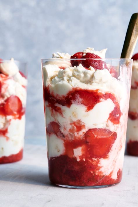 Strawberry Eton Mess, Eton Mess Recipe, Eaton Mess, Stuffed Calamari, Calamari Recipe, English Desserts, Baked Meringue, Parfait Desserts, British Desserts