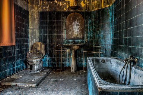 Blue burned bathroom by Urbex.n.r.w / f-f-fotografie Abandoned Bathroom, Bathtub Aesthetic, Sunny Autumn Day, Sofa And Chairs, Canon Eos 80d, Dirty Room, Sunny Autumn, Apocalypse Aesthetic, Toilet Art