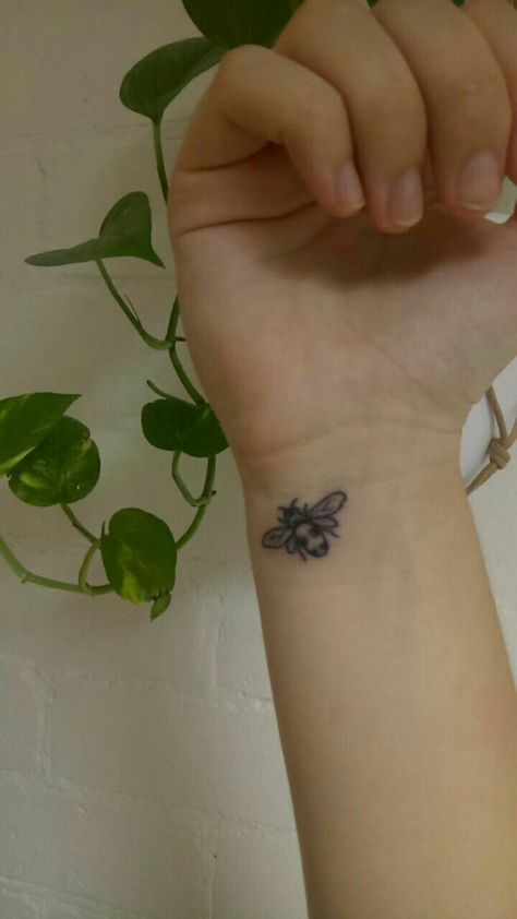 Bee Tattoo Wrist, Bee Wrist Tattoo, Small Bee Tattoo, Bumble Bee Tattoo, Tattoo Wrist, Small Bees, Bee Tattoo, Wrist Tattoo, Tattoo Inspo