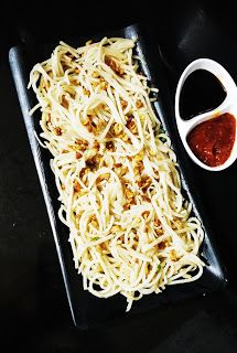 The untold recipes: Burnt Garlic Noodles Garlic Noodles, Soya Sauce, Green Chilli, Chinese Dishes, Chopped Garlic, Chinese Restaurant, Quick Easy Meals, Garlic Cloves, Noodles