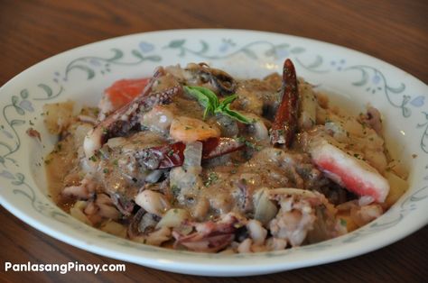 Mixed Seafood in Coconut Milk. The Philippines is famous for dishes that use coconut milk. This method of cooking is locally referred to as "Ginataan or Guinataan", which means to cook in coconut milk. Seafood Mix Recipes, Seafood Medley Recipes, Pagkaing Pinoy, Bicol Express, Mixed Seafood Recipe, Mixed Seafood, Philippine Food, Seafood Casserole Recipes, Seafood Gumbo Recipe