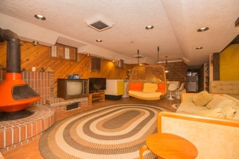 Perfectly preserved mid-century home boasts 1960s furniture, design | CBC News 1960s Basement, 60s Office, Funky Houses, 1960s Interior Design, 1960s Interior, Retro Architecture, Vintage Places, Rec Rooms, 60s House