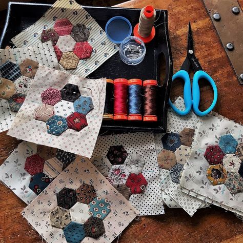 Kathleen Tracy (@kathy.tracy.quilts) • Instagram photos and videos Hexie Patterns, Antique Quilts Patterns, Hexie Quilts Patterns, Hexagon Patchwork, Hexie Quilt, English Paper Piecing Quilts, Sewing Circles, Patchwork Quilt Patterns, Hexagon Quilt