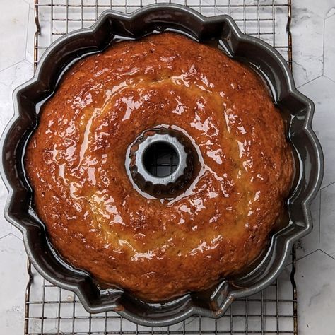 This whiskey cake is a yellow Bundt cake soaked with a warm, buttery whiskey sauce that's to die for - and it's so easy to make. Moonshine Cake, Yellow Bundt Cake, Whiskey Cake Recipe, Whisky Cake, Bourbon Cake, Whiskey Sauce, Whiskey Cake, Dessert Recipies, Apple Dumplings