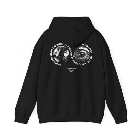 Restez confortable et élégant avec ce sweat à capuche unisexe streetwear graphique « you are my world ». Parfait pour celles qui apprécient un look à la fois confortable et tendance. Idéal pour les sorties décontractées, pour se détendre à la maison ou comme cadeau attentionné pour un être cher. Idéal pour la Saint-Valentin, un anniversaire ou toute autre occasion où vous voulez montrer à quelqu'un qu'il compte pour vous. Caractéristiques du produit - Tissu 50 % coton, 50 % polyester pour une sensation de solidité et de douceur - Capuche réglable avec cordon de serrage et grande poche kangourou pour plus de chaleur - Impressions directes sur la pochette et broderie en option pour la personnalisation - Coton américain cultivé de manière éthique et colorants certifiés OEKO-TEX pour la durabi