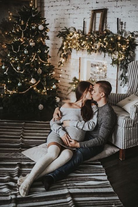 Christmas Maternity Photoshoot, Maternity Christmas Pictures, Winter Pregnancy Photoshoot, Christmas Pregnancy Photos, Pregnancy Photoshoot Ideas, Diy Maternity Photos, Winter Pregnancy, Christmas Maternity, Christmas Couple Photos