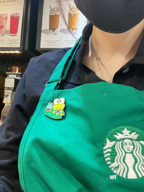 Starbucks Uniform, Starbucks Outfit, Barista Outfits, Starbucks Apron, Working At Starbucks, Starbucks Barista, Vision Board Inspiration, Coffee Photography, First Job