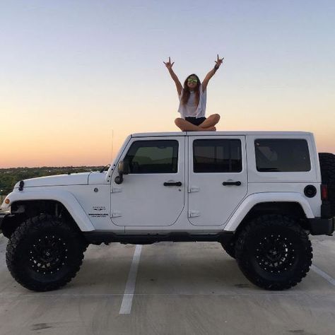 White Jeep, Jeep Photos, Cars Jeep, Stuff To Buy, Eksterior Modern, Dream Cars Mercedes, Jeep Jeep, Dream Cars Jeep, Jeep Rubicon