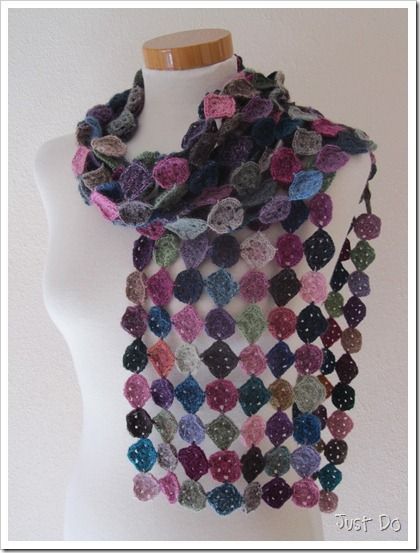 Pretty crochet scarf made up of mini granny squares with 2 rounds, and joined together simply as you go. Would make a nice shawl too. Crochet Ideas Aesthetic, Easy Crochet Ideas, Granny Square Scarf, شال كروشيه, Mode Crochet, Crochet Stitches Patterns, Crochet Squares, Ideas Aesthetic, Crochet Granny