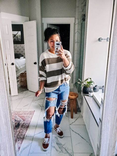 Comfy fall outfit, perfect for any mom on the go Cute Ripped Jeans Outfit Winter, Ripped Jeans Outfit Winter, Cute Ripped Jeans Outfit, Baggy Ripped Jeans, Cute Ripped Jeans, Ripped Jeans Outfit, Jeans Outfit Winter, Cozy Fall Outfits, Oversized Jeans