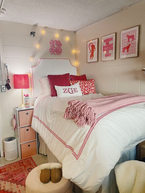 Dorm Inspo Aesthetic Pink, Bama Dorm Room Ideas, Trendy Dorm Room Ideas Preppy, Dorm Room Inspo Aesthetic Pink, Dorm Room Ideas For Girls College Pink, Feminine Dorm Room Ideas, Preppy Dorm Rooms, Dorm Inspiration Pink, Pink And White Dorm Room Ideas