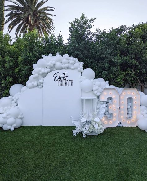 All White Pool Party Decorations, All White Backdrop Ideas, All White 30th Birthday Party, Festa All White, All White Party Decorations, White Birthday Theme, Adult Pool Party Decorations, White Party Ideas, White Party Theme