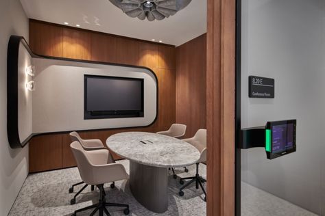 Bureaux White & Case - Dubaï | Instantanés du bureau Japandi Office Design, Office Dubai, Dubai Office, Meeting Room Design, Wellness Room, Executive Room, Modern Office Space, Multipurpose Room, Acoustic Wall