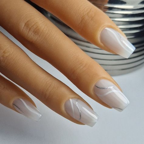 Faux ongles réutilisables en gel 24 capsules coffin court blanc laiteux et argent - Etsy France Acrylic Nail Short Coffin, White Winter Nails Coffin, White And Silver Gel Nails, Nail Designs Milky White, Ongles Blanc Laiteux Nail Art, Wedding Nails Silver, White Gel Nails With Design, Grey And Silver Nails, White Elegant Nails