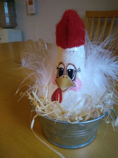 Plastic Light Bulb Crafts, Chicken Ornaments Ideas, Light Globe Crafts, Old Christmas Light Bulb Crafts, Light Bulb Painting Ideas, Diy Light Bulb Crafts, Painted Lightbulbs, Chicken Ornaments, Lightbulb Ornaments