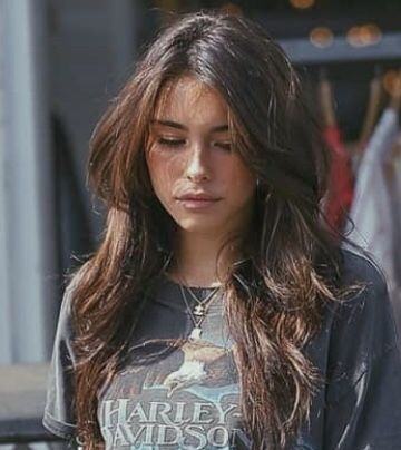 Madison Beer Side Bangs, Madison Beer Haircut Layers, Curtain Bang Side Part, Madison Beer Curtain Bangs, Curtain Bangs With Side Part, Madison Beer Haircut, Side Part Curtain Bangs, Curtain Bangs Side Part, Teen Haircuts