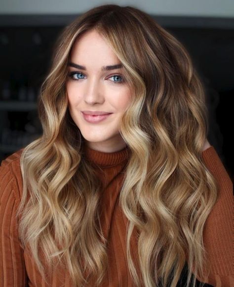 Dark Golden Blonde with Creamy Highlights European Hairstyles, Warm Golden Blonde Hair, Natural Golden Blonde, Long Textured Hair, Golden Blonde Hair Color, Winter Hair Color Trends, Hair Levels, Hairstyles Trending, Honey Blonde Hair Color