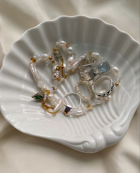 jewlery, aesthetic, rings, pearls, shells, neutural, summer Jewelry Plate Aesthetic, Avery Aesthetic, Seashell Aesthetic, Jewlery Aesthetic, Plate Aesthetic, Shell Plate, Pearl Aesthetic, Aesthetic Rings, Aesthetic Things