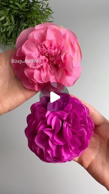 Paper Flower Backdrop Diy, Flower Making Crafts, Folded Paper Flowers, Crepe Paper Flowers Diy, Paper Flowers Diy Easy, Tissue Paper Flowers Diy, Paper Flower Arrangements, Rose Crafts, Folding Origami